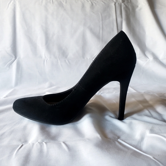 Size 7 Lauren Conrad black faux suede pump - Picture 3 of 5